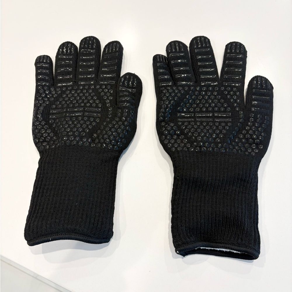 NWT Heat Resistant Gloves